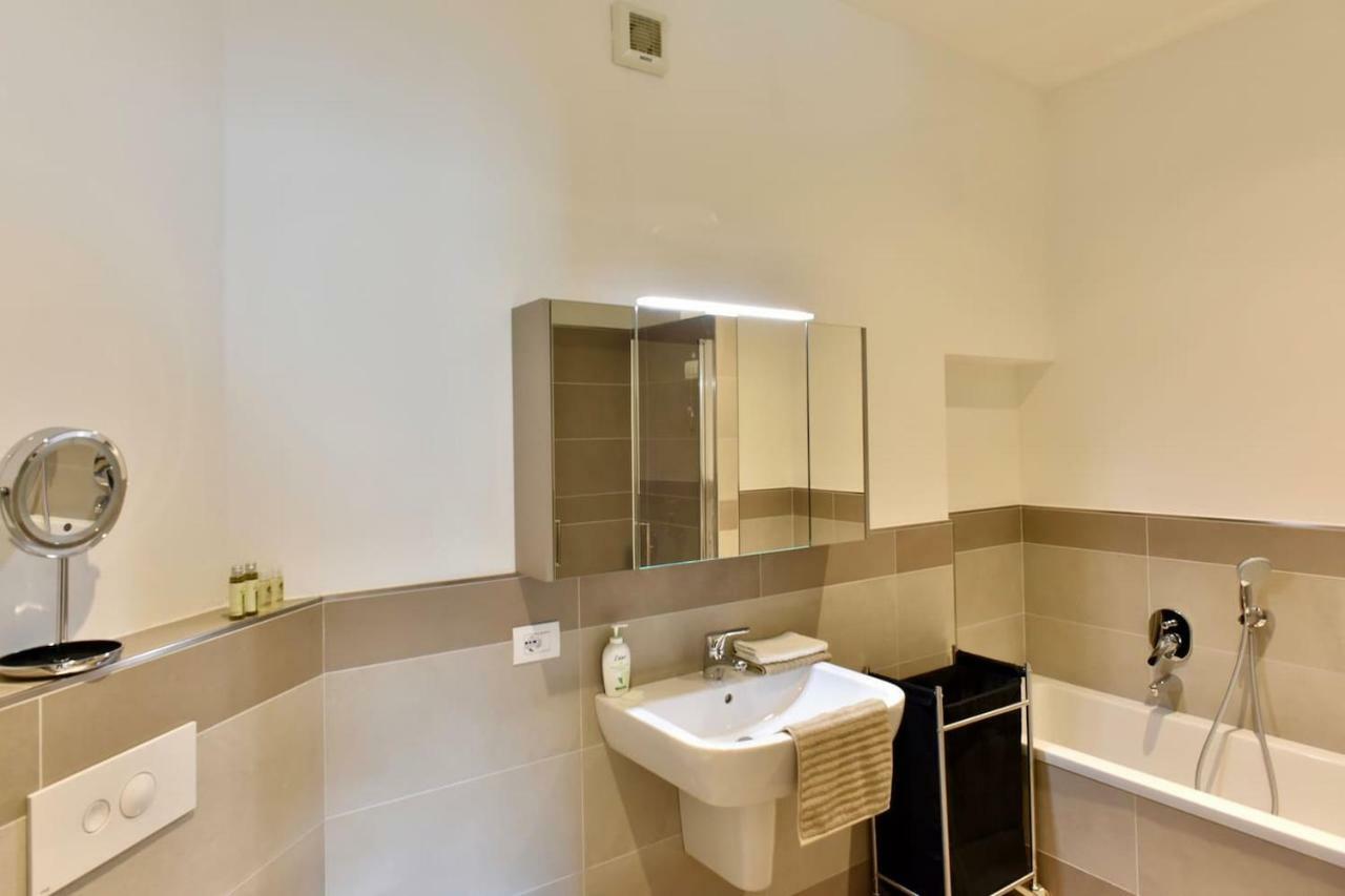 Stylish Lakefront House Lovere Ngoại thất bức ảnh